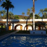 San Ignacio. Oáza s datlovými palmami, ale datle nikdo nesbírá, a tak je musejí zametat. A já se tak těšila na datlový koláč. : Baja2011